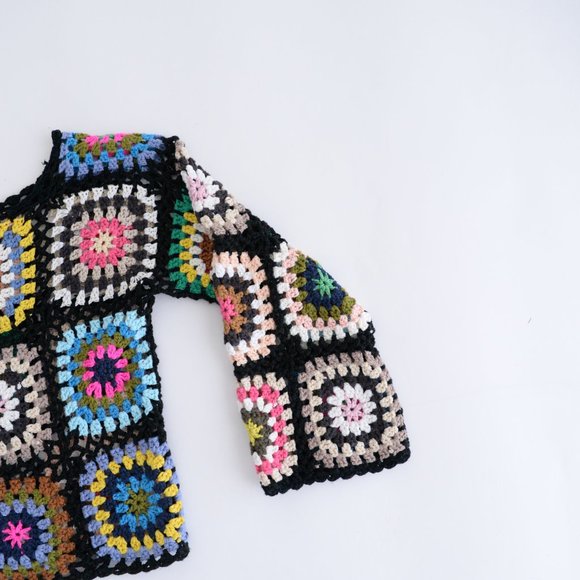 En Creme Flower Crochet Crop Long Sleeve Top - Picture 5 of 10